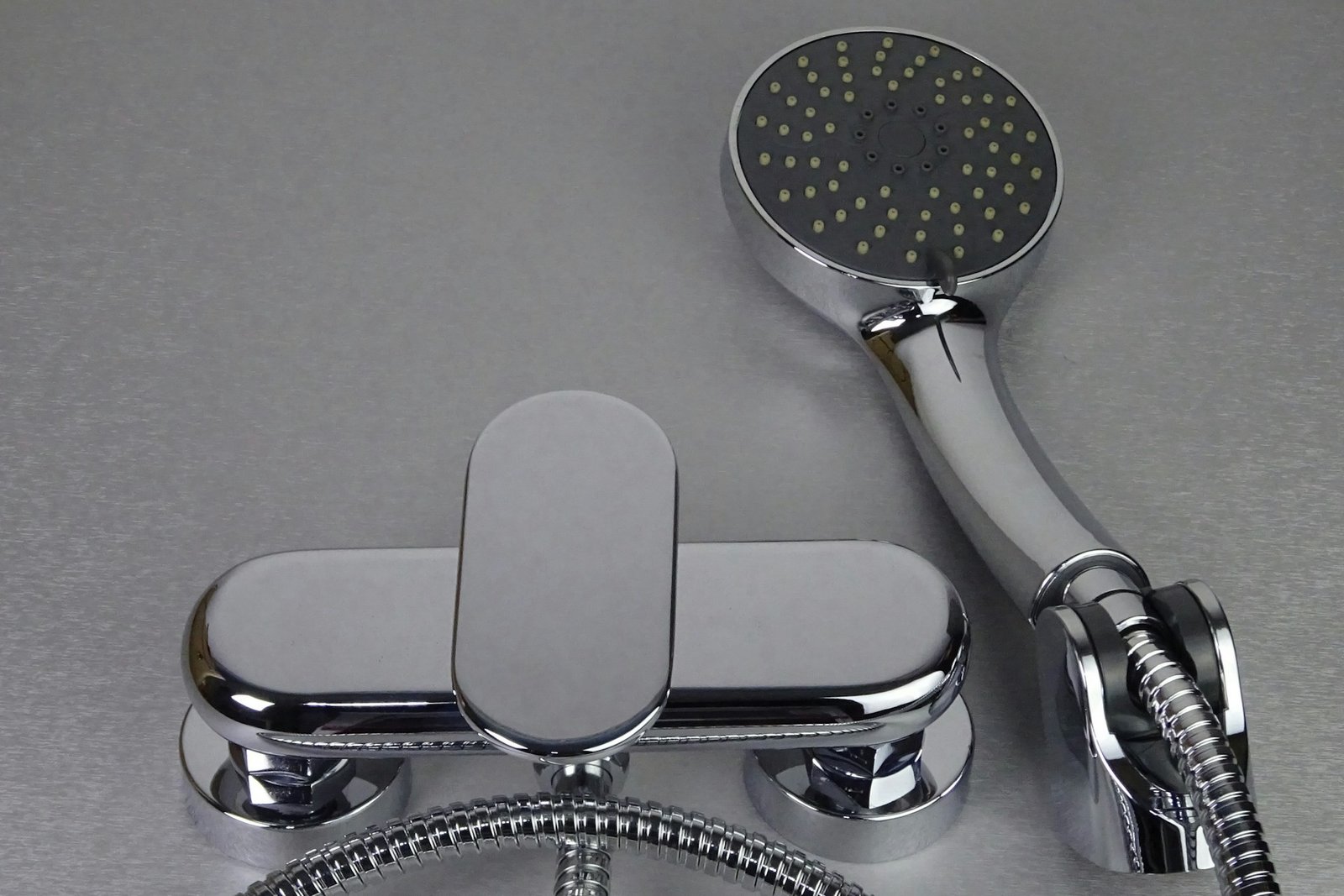 Duschkopf hängt in einem Beutel mit Essiglösung