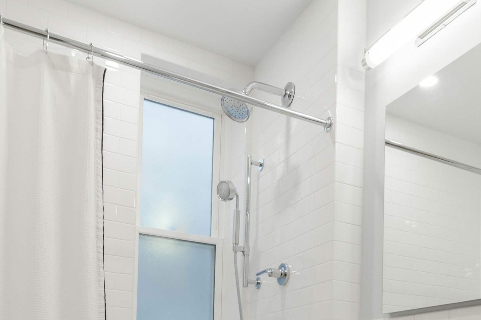 Duschkopf im Badezimmer mit sichtbaren Düsen