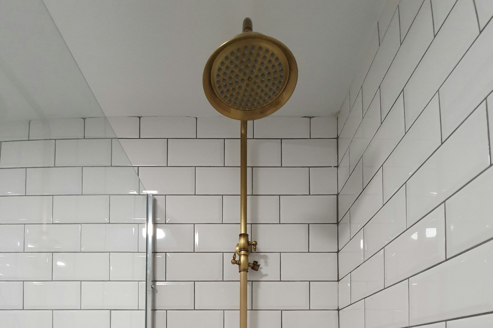 Duschkopf mit sichtbaren Kalkablagerungen