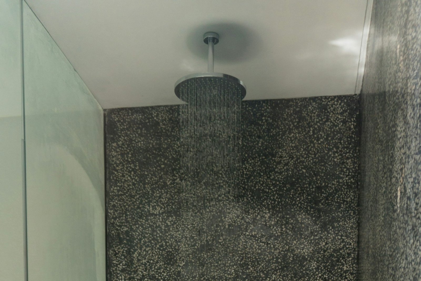 Duschkopf mit schwachem Wasserstrahl in einer Dusche