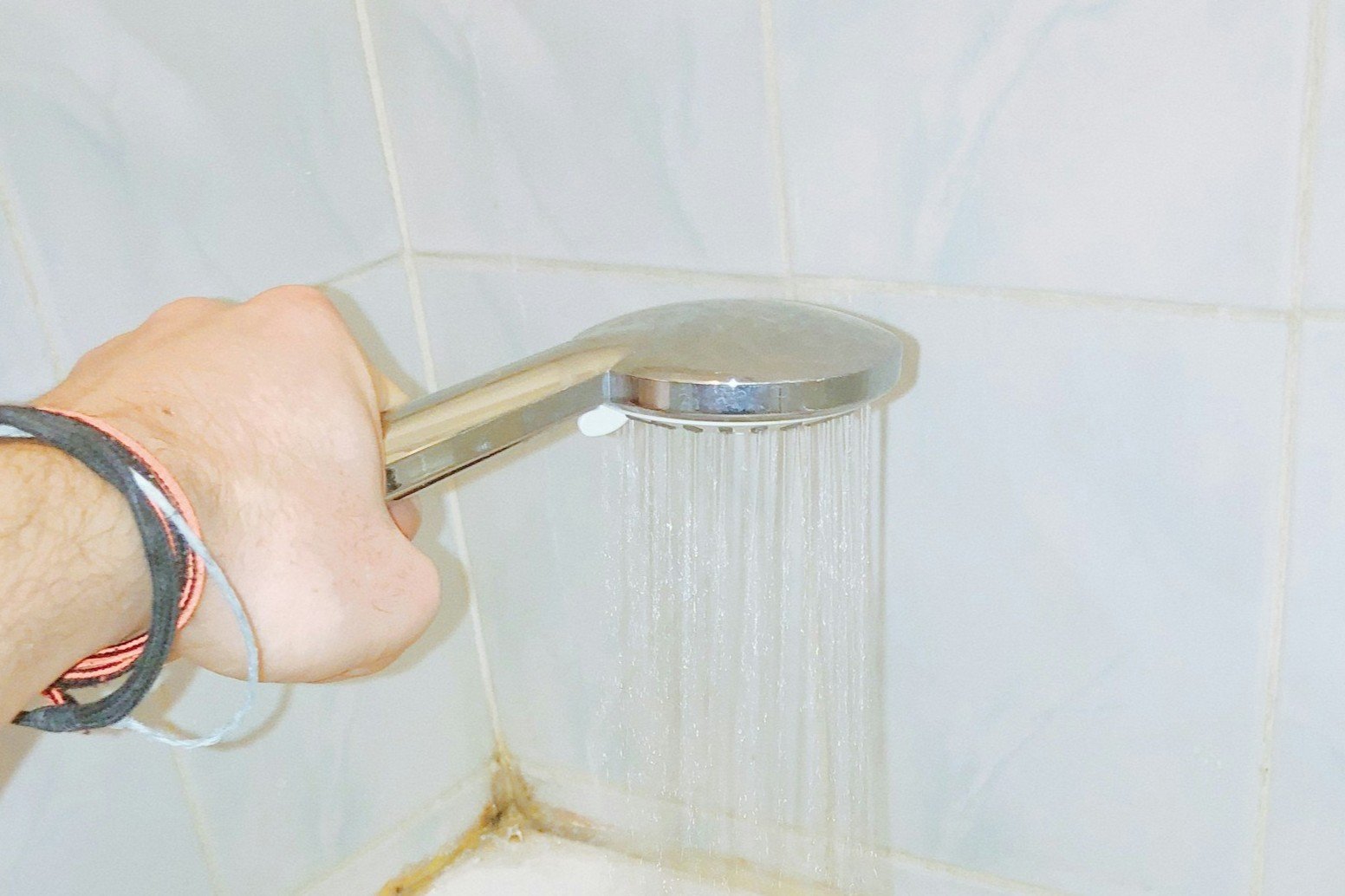 Duschkopf mit ungleichmäßig spritzendem Wasserstrahl