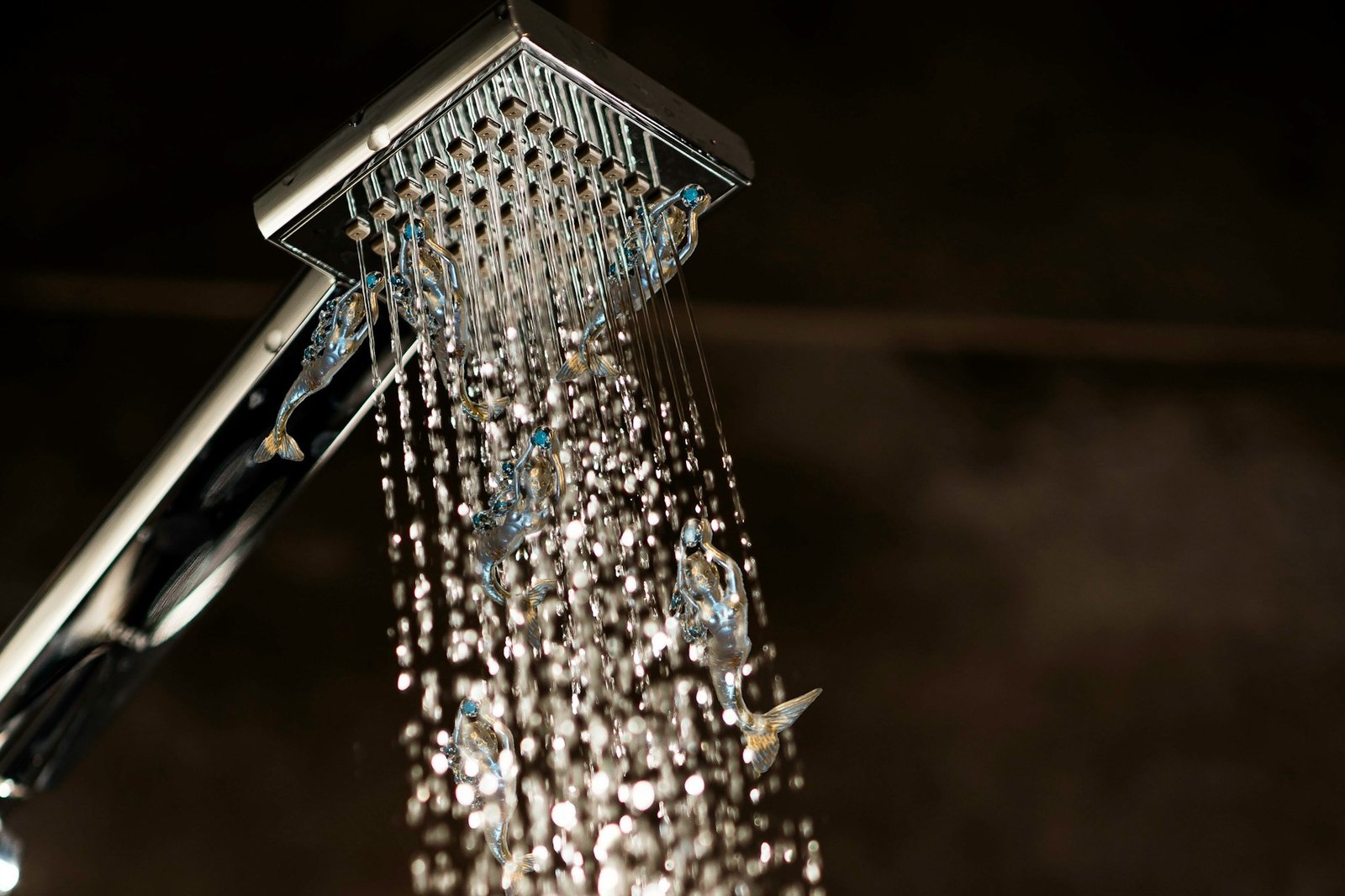 Duschkopf mit sichtbaren Wassertropfen an den Düsen