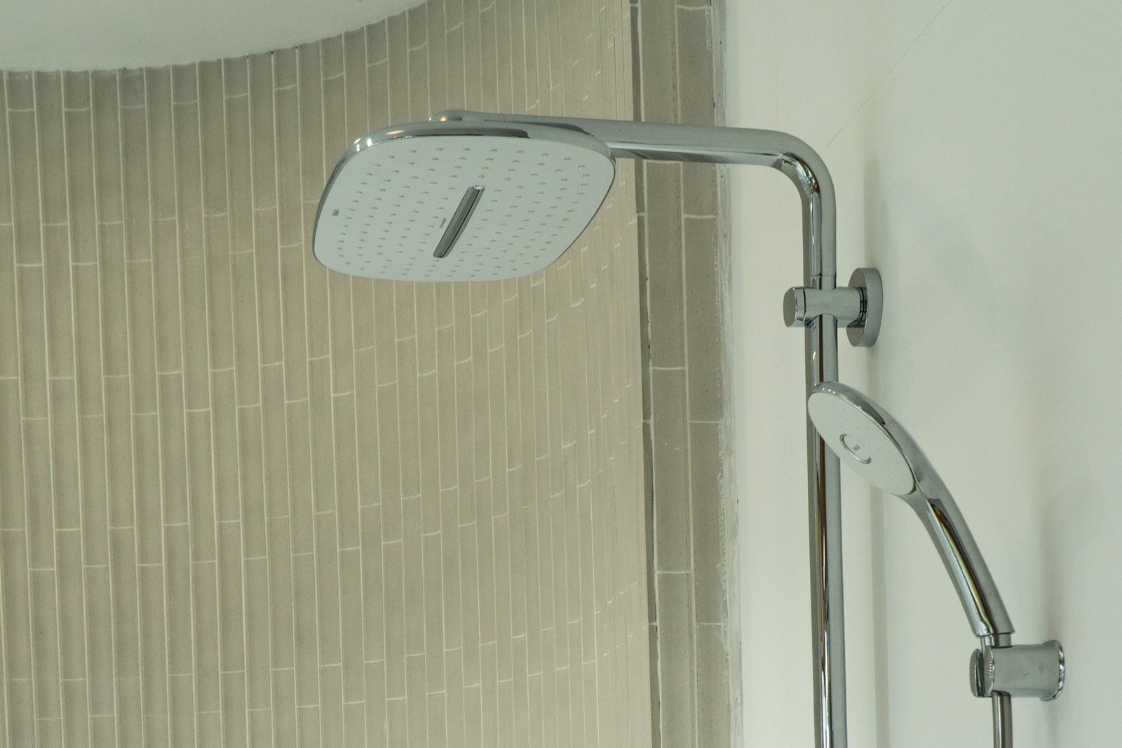 Edelstahl-Duschkopf mit sichtbaren Kalkspuren