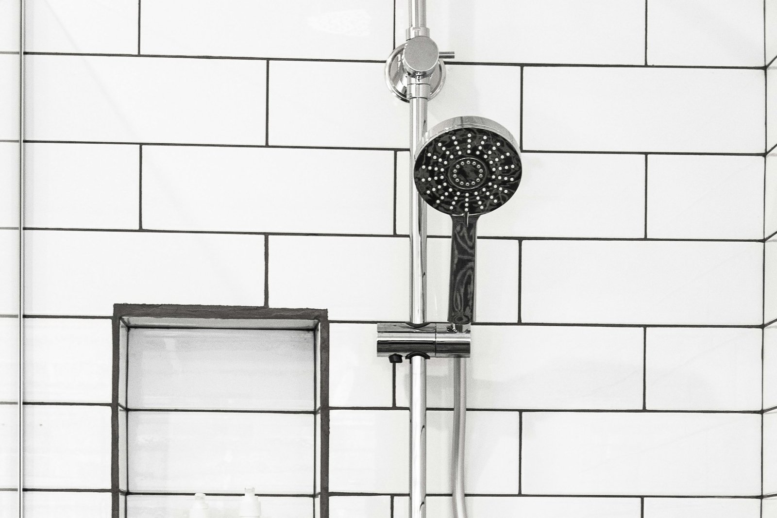 Gefrierbeutel mit Flüssigkeit um einen Duschkopf gebunden