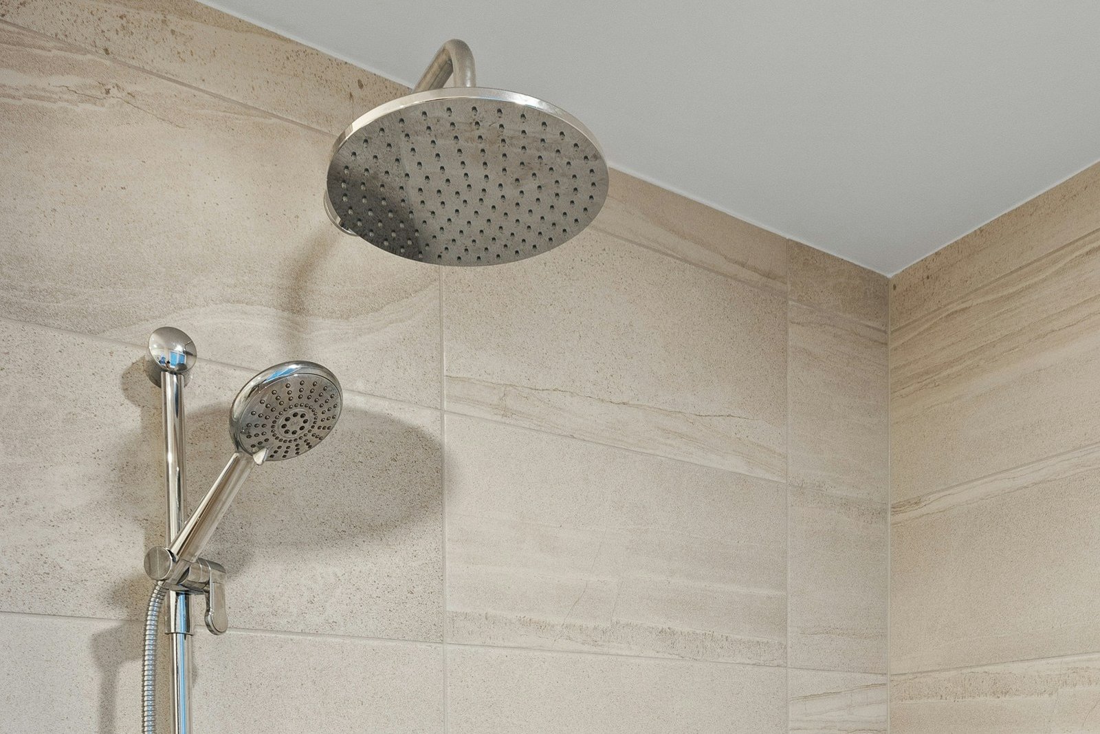 Nahaufnahme eines Duschkopfs mit verkalkten einzelnen Düsen