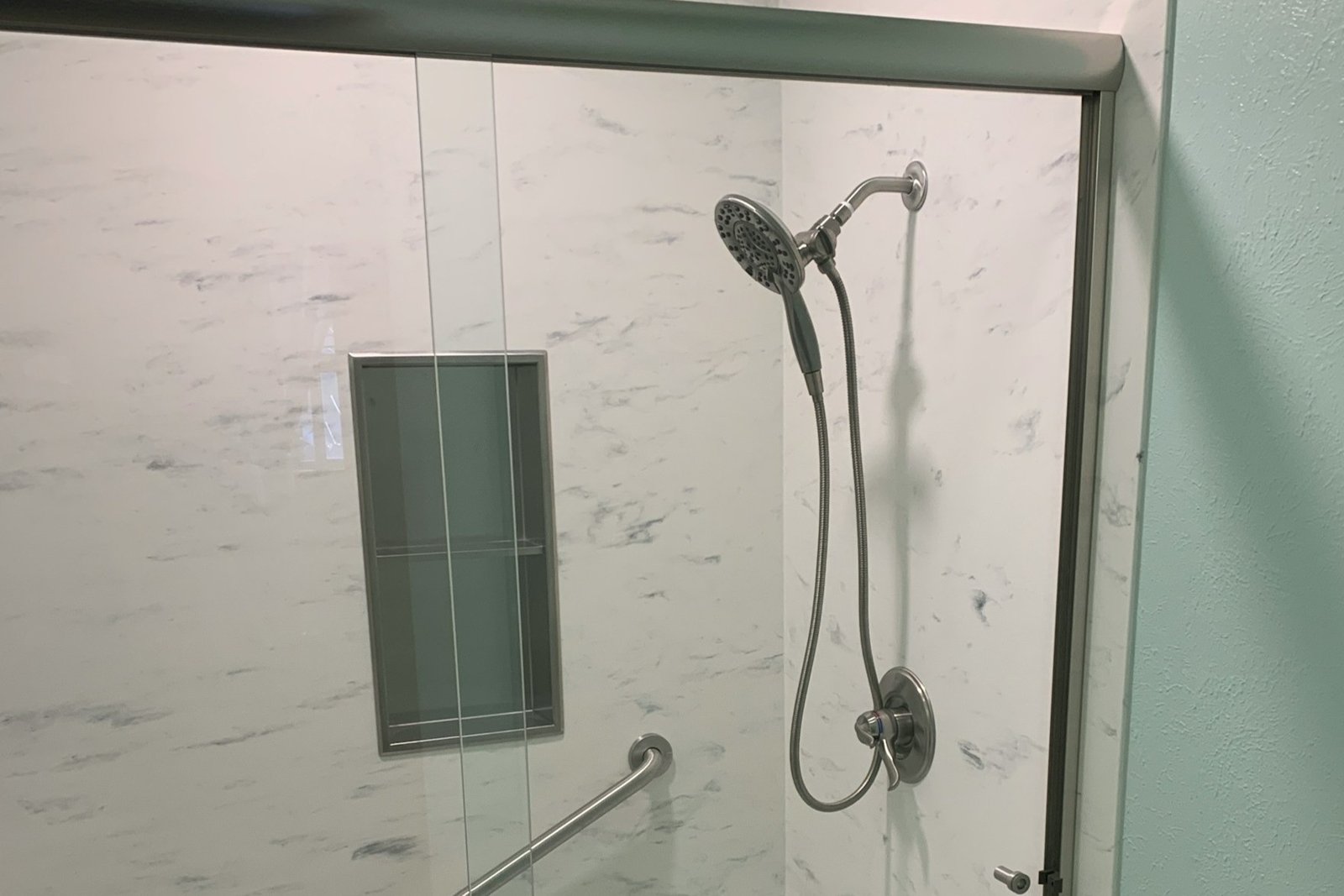 Duschkopf mit weißen Kalkablagerungen an den Düsen