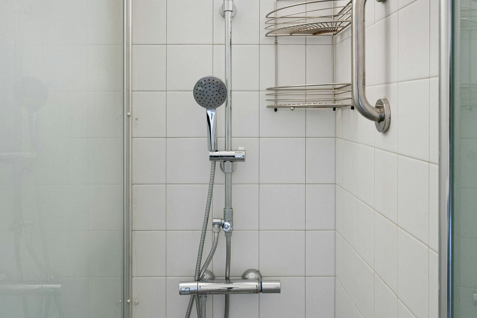 Große Regendusche mit sichtbaren Kalkablagerungen an den Düsen