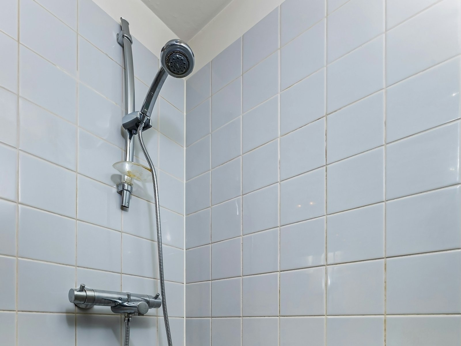 Verchromter Duschkopf mit leichten Kalkflecken