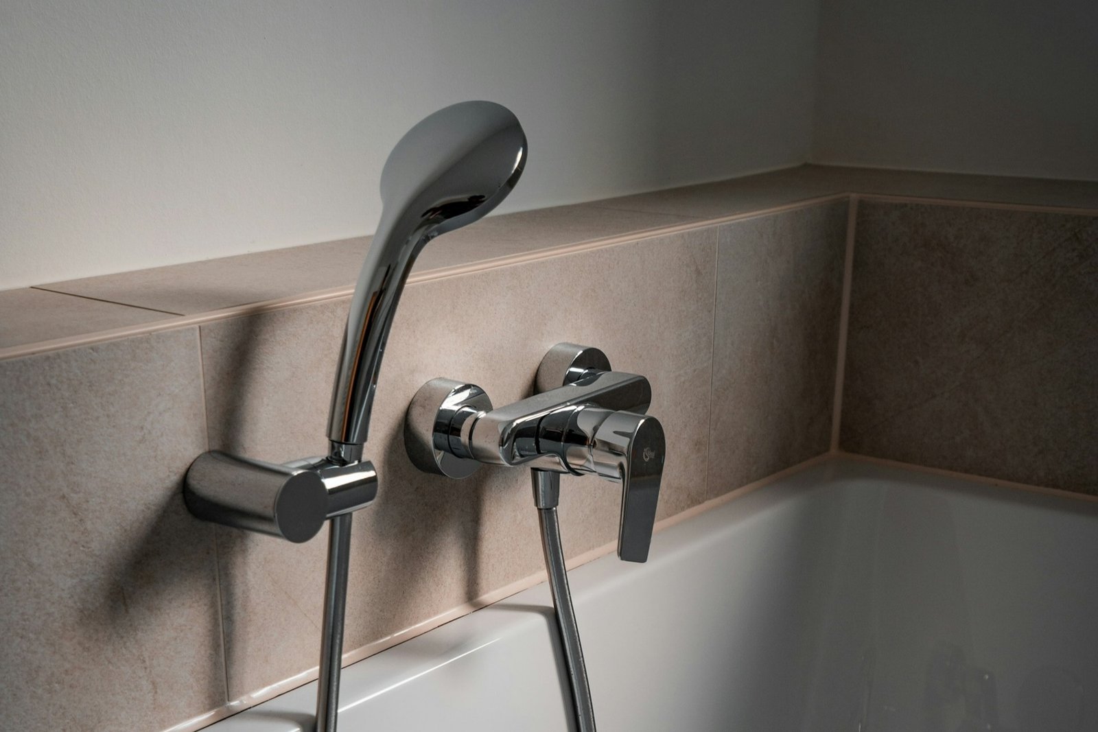 Verchromter Duschkopf mit glänzender Oberfläche im Badezimmer