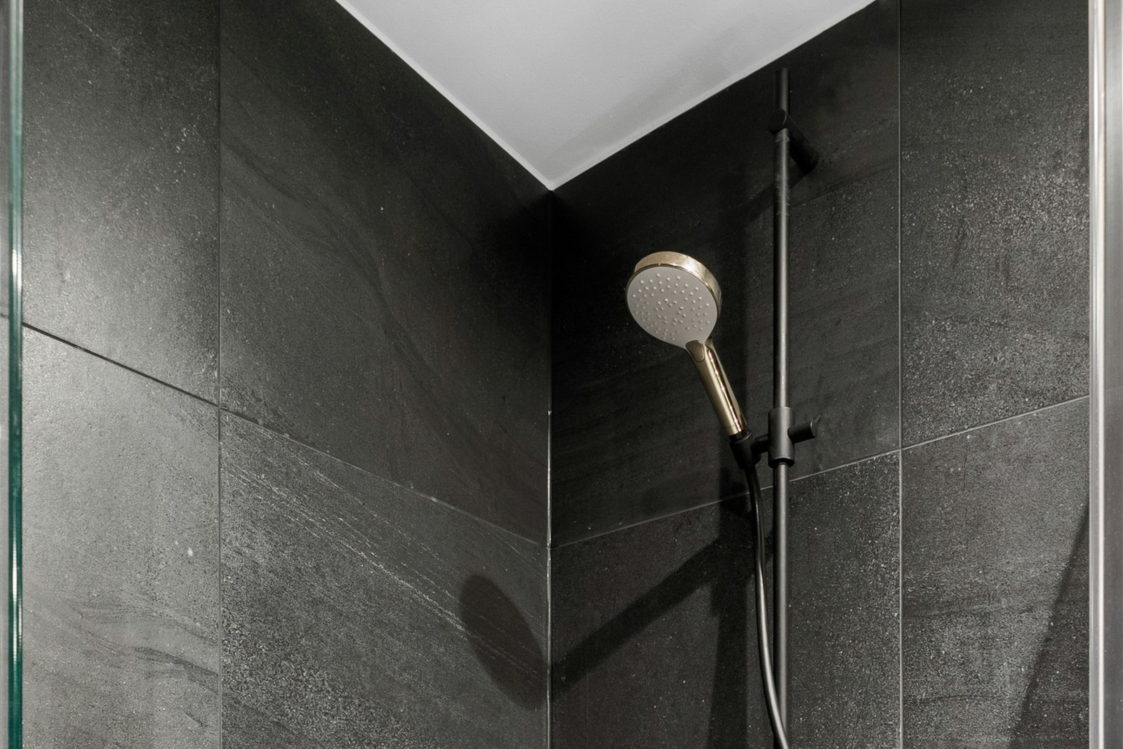 Stark verkalkter Duschkopf mit weißen Ablagerungen an den Düsen